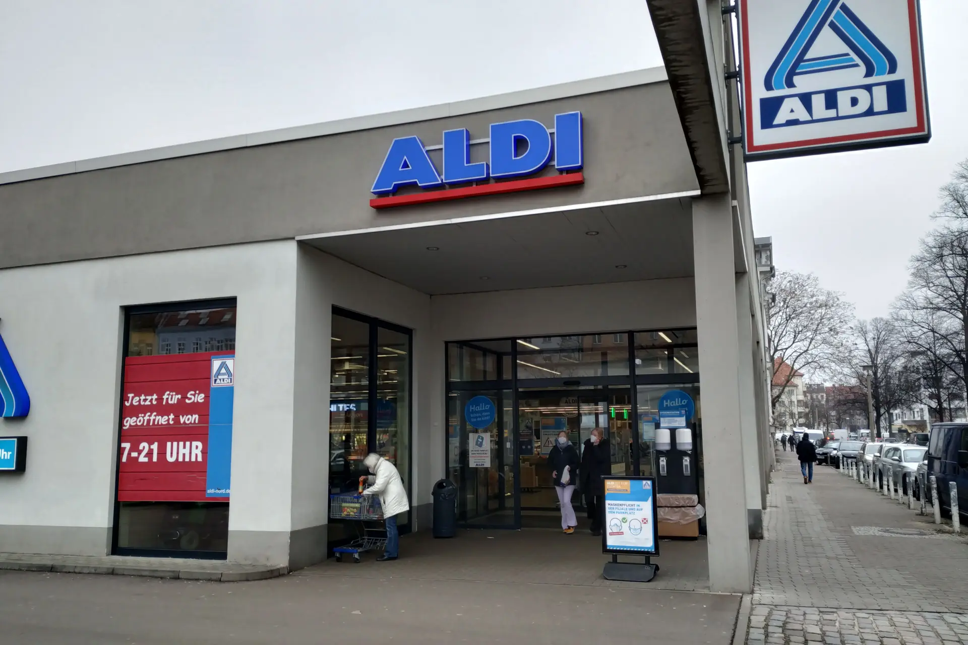 Vreselijk familiedrama: Vader rijdt per ongeluk over zoontje (2) heen tijdens parkeren op Aldi-parkeerplaats