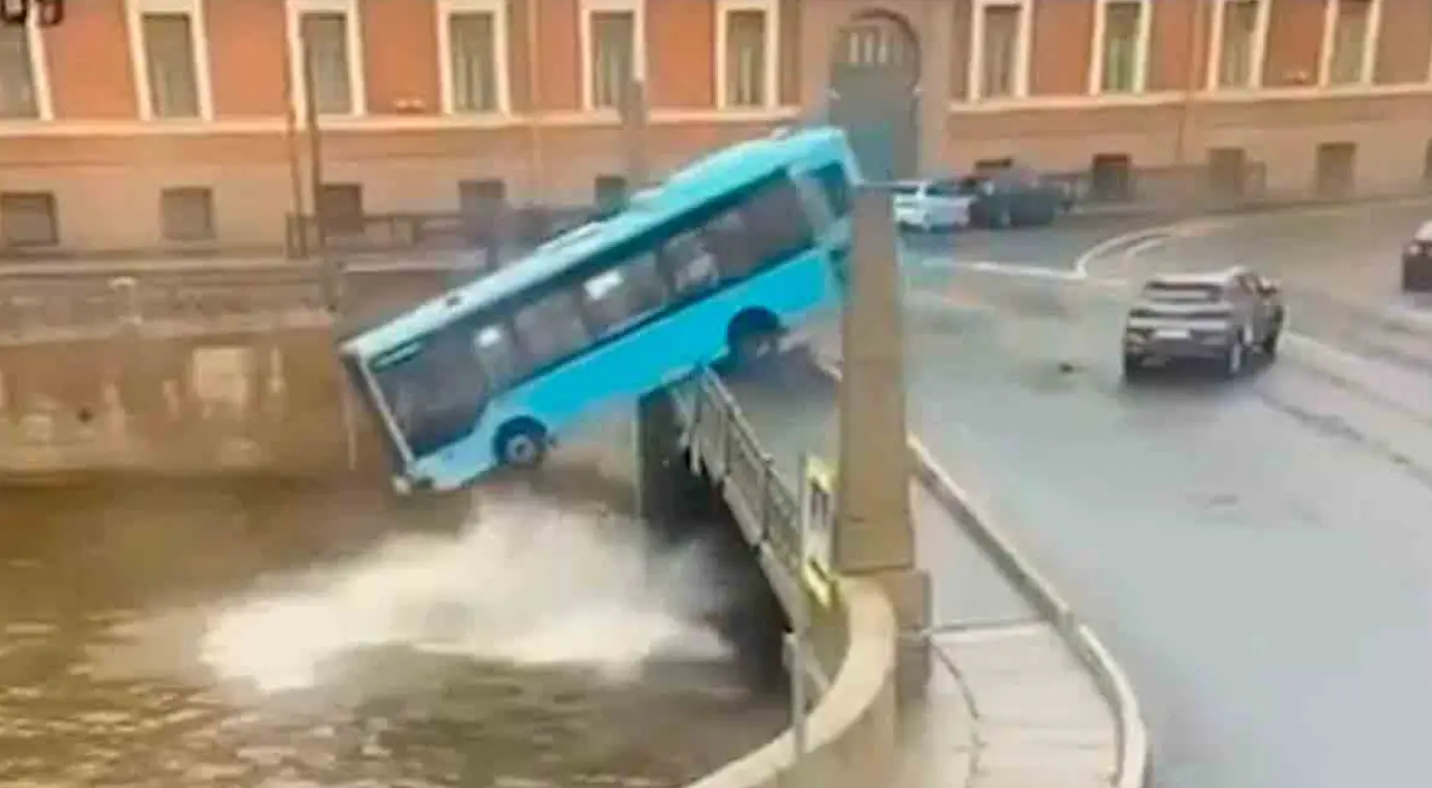 VIDEO: Bus met meer dan 20 passagiers stort in rivier