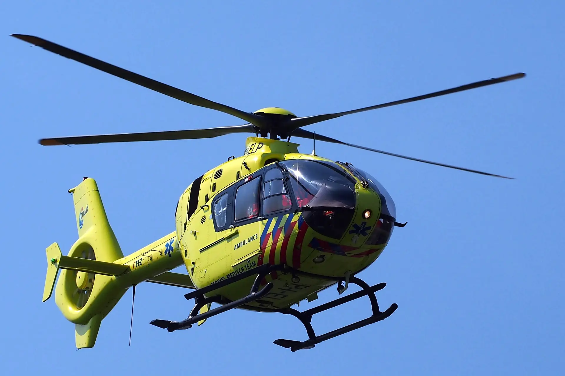 Auto rijdt twee voetgangers aan op zebrapad