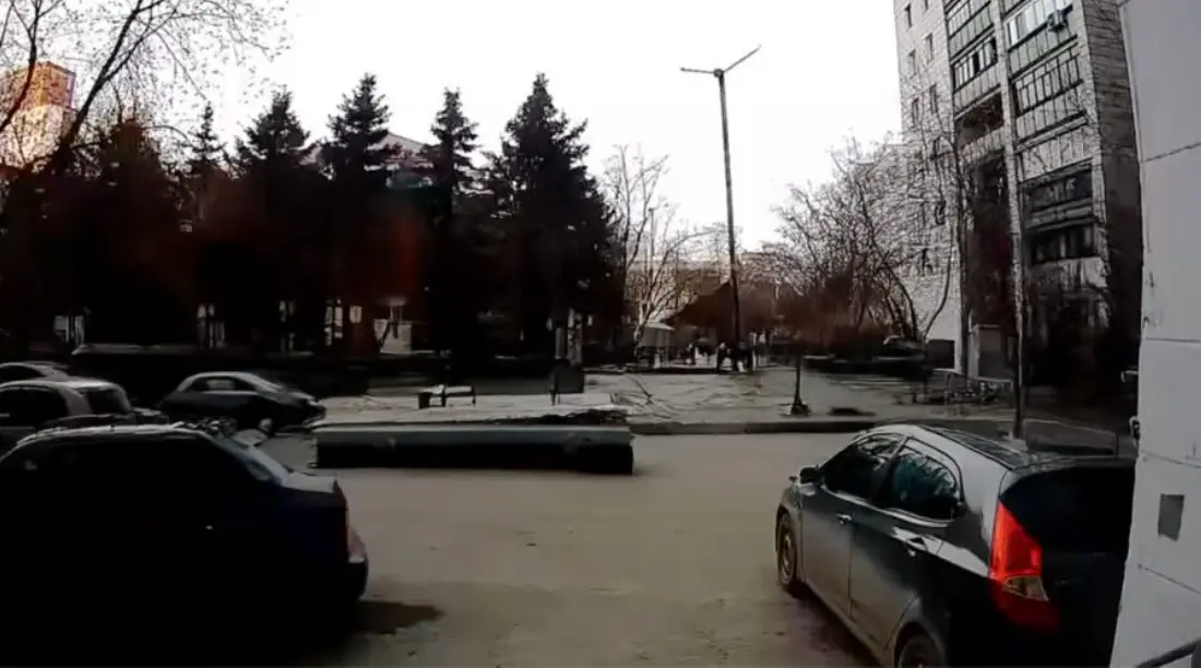 VIDEO: Russische oma (80) valt zes verdiepingen naar beneden, maar krabbelt gewoon weer overeind
