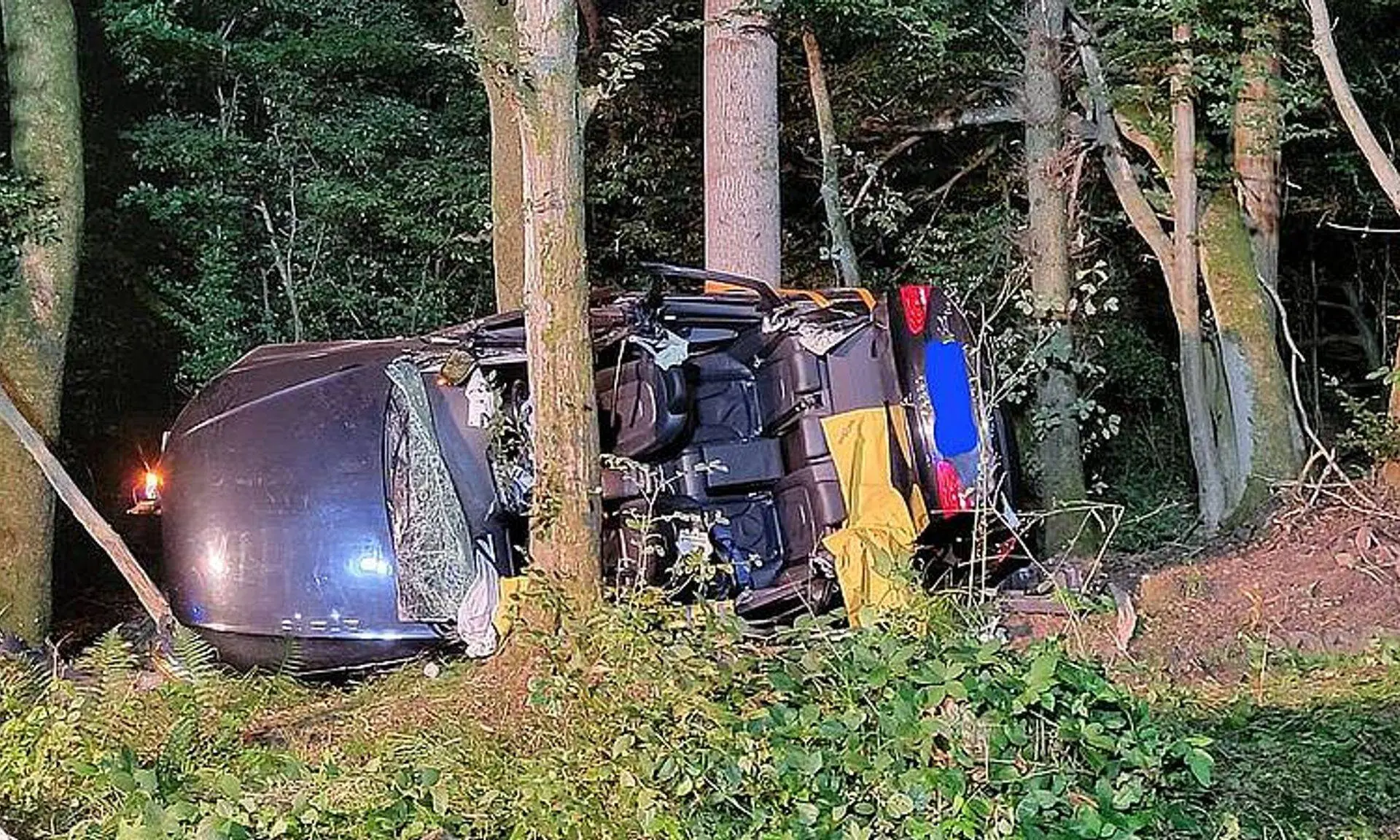 Twee jonge echtparen dood aangetroffen in auto na hele zware crash