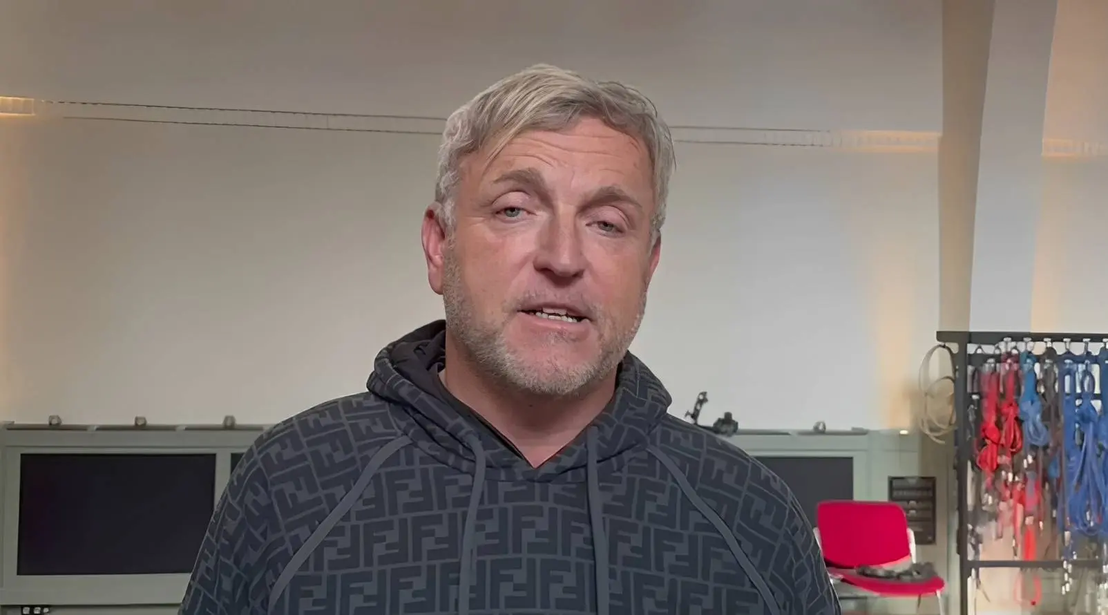 Heftig nieuws: “Gordon van balkon gesprongen”