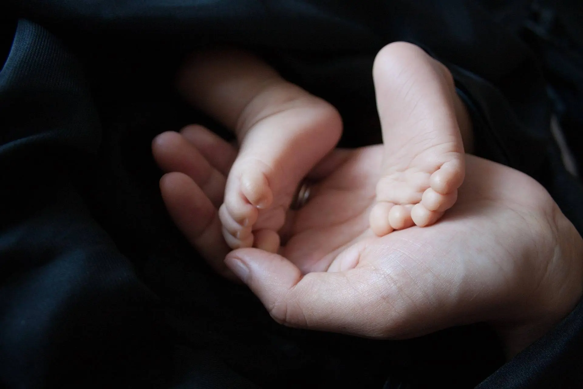 Drie maanden oude baby overlijdt nadat moeder haar met haardroger tot de dood verbrandde