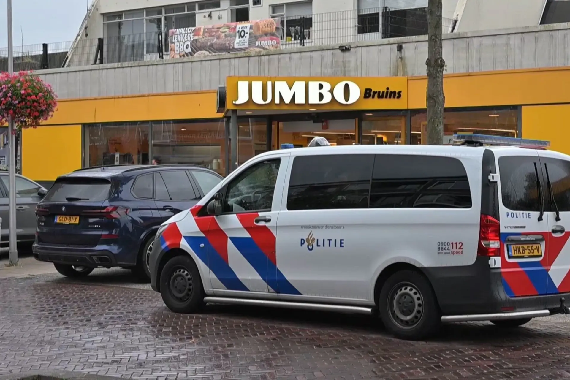 Minderjarig meisje neergestoken bij supermarkt