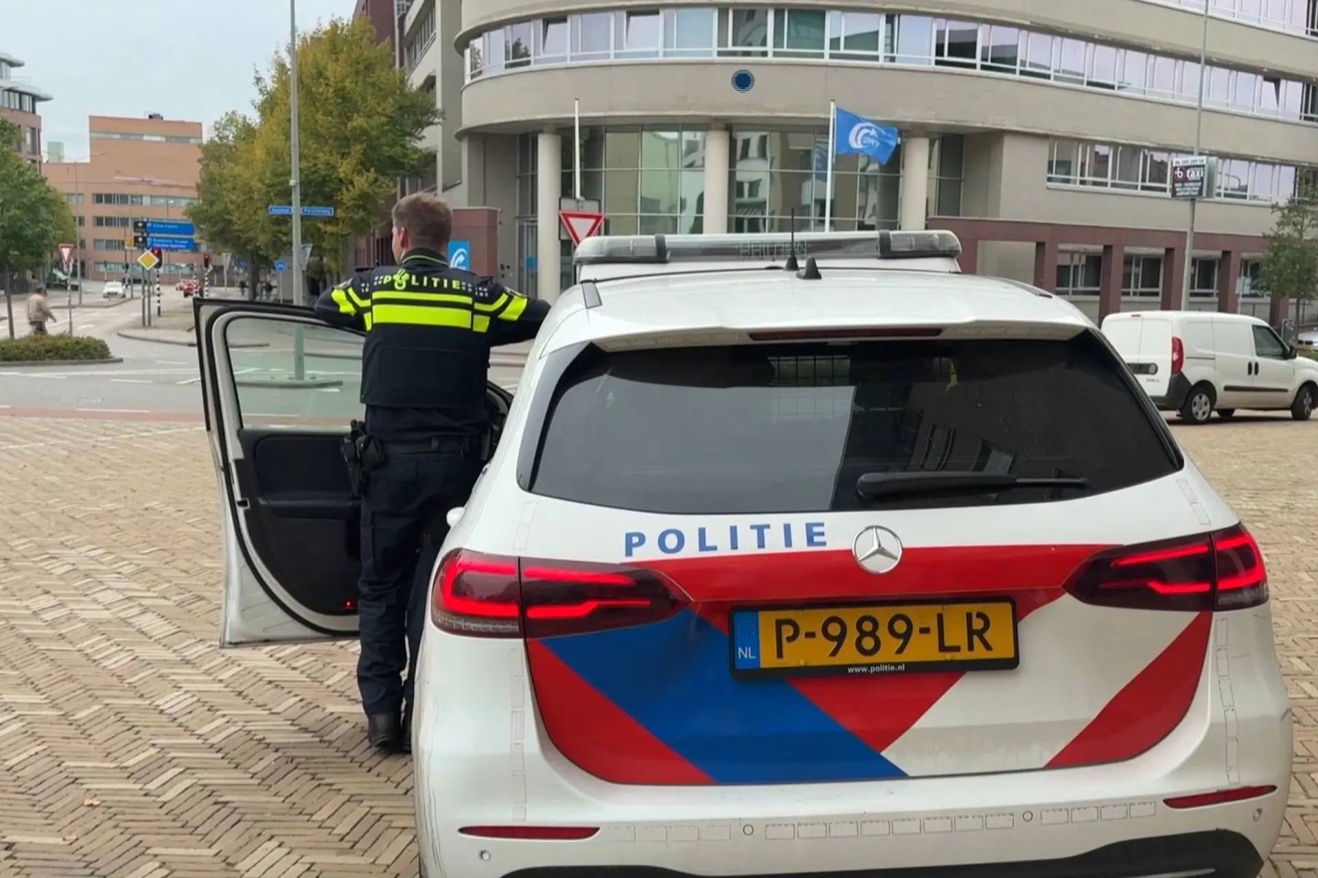 Massale politieactie: mogelijk explosief bij overheidsgebouw, treinverkeer stilgelegd