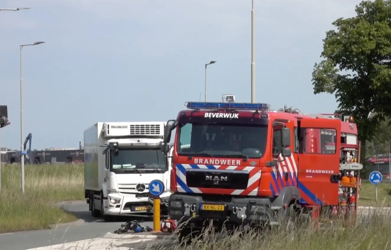 Man (22) overleden na heftige botsing met vrachtwagen
