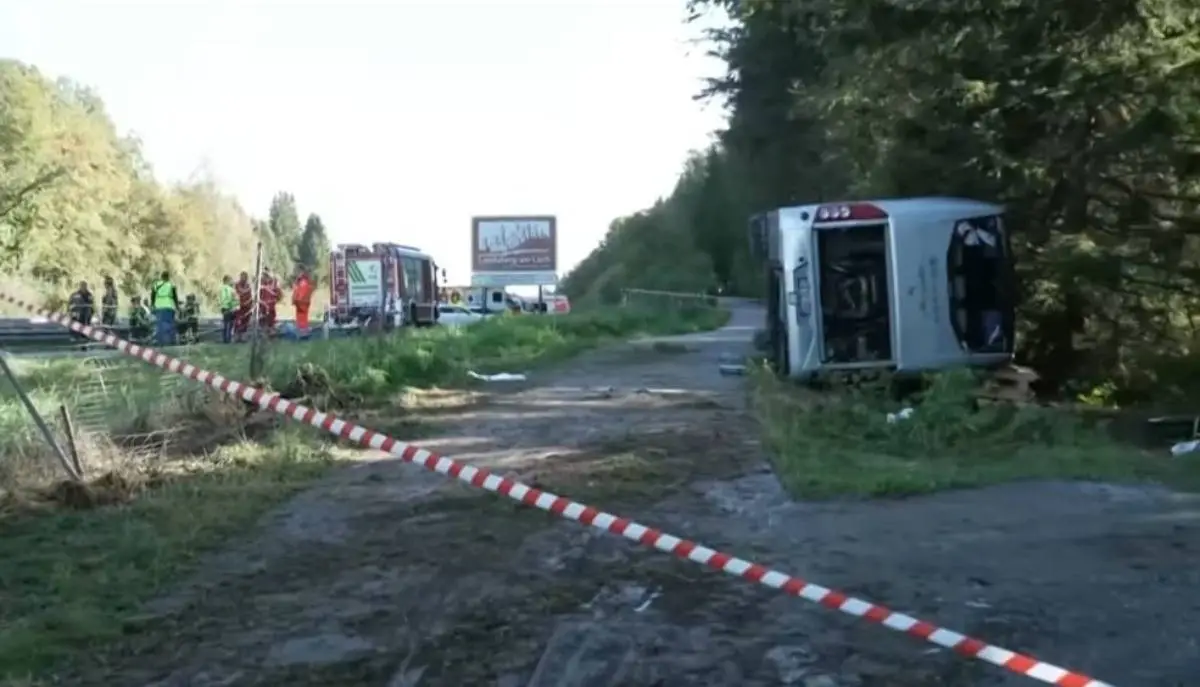 Touringcar slaat over de kop: twee doden en meerdere gewonden