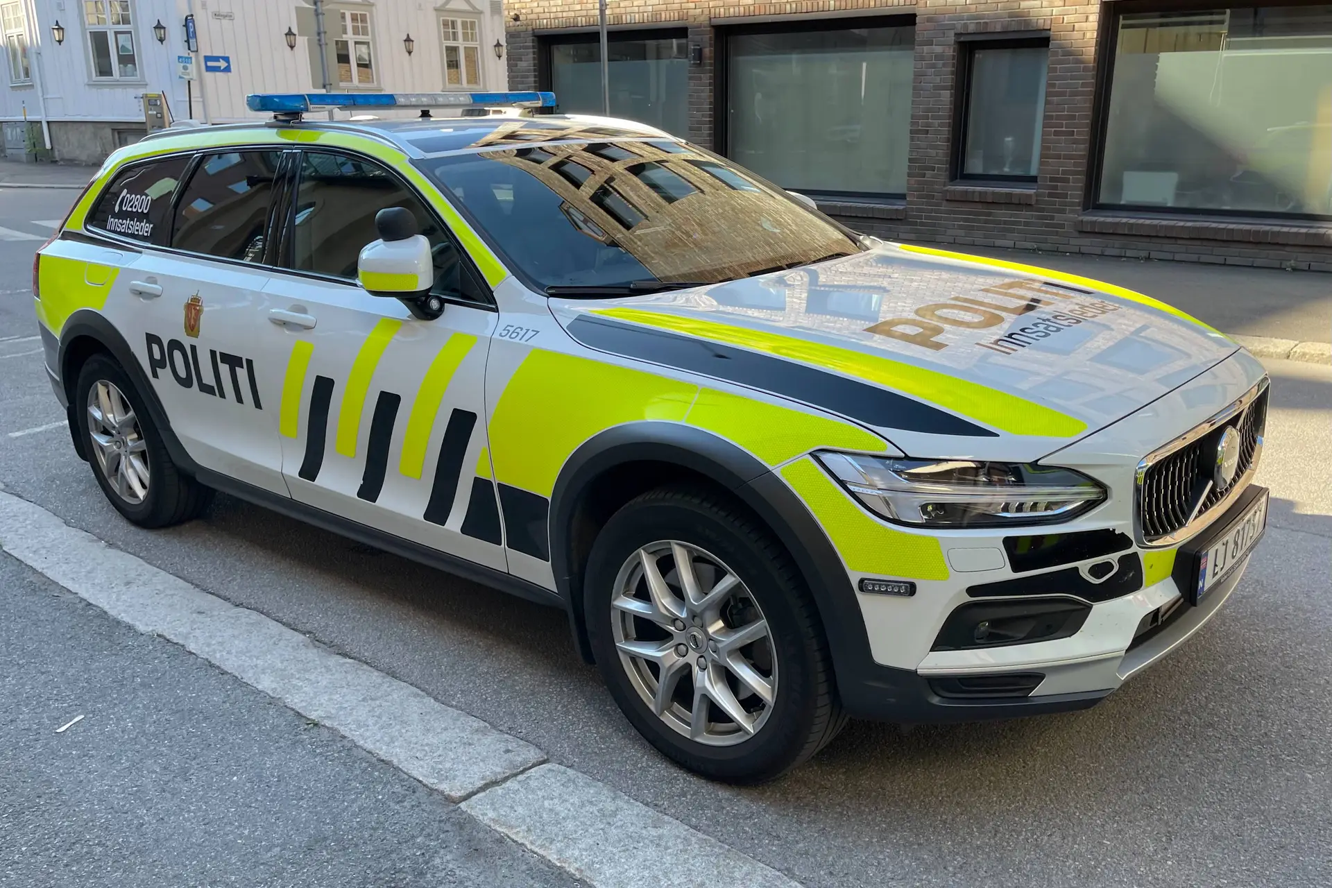 POLITIET_politibil_Norwegian_police_car_automobile_MERCEDES-BENZ_High-visibility_vehicle_markings_tel_02800_(5617)_Innsatsleder_Baglergata_Tønsberg_Norway_gateparkering_etc_2022-06-22_IMG_3940
