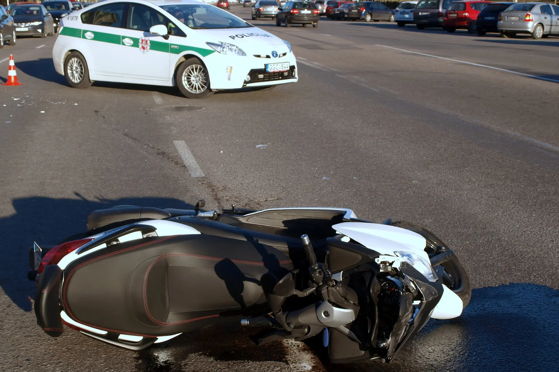 Kaune mopedu nuo policijos bėgęs nepilnametis sužalojo paspirtukininką