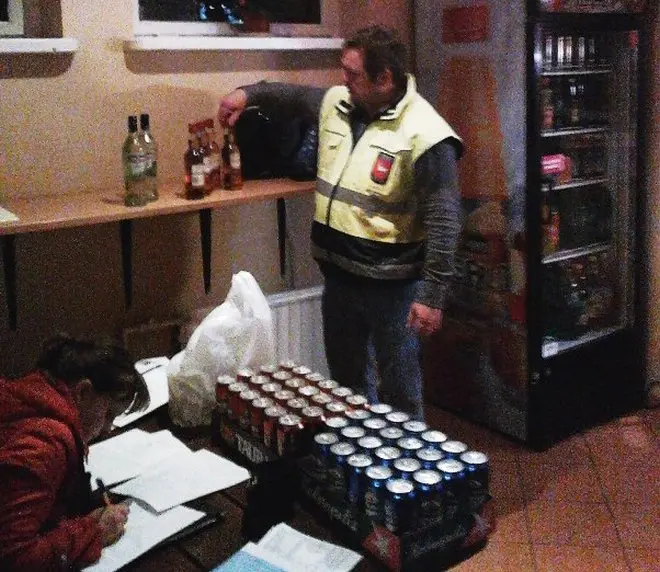 Konfiskavo visus gėrimus bare