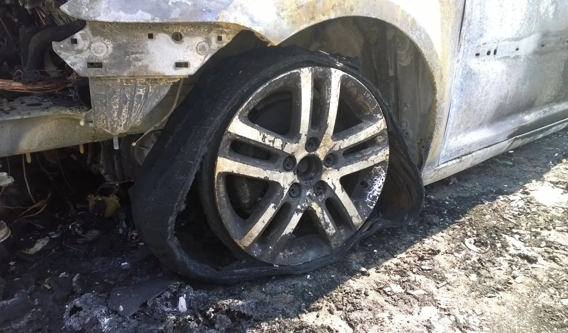Visiškai sudegęs automobilis