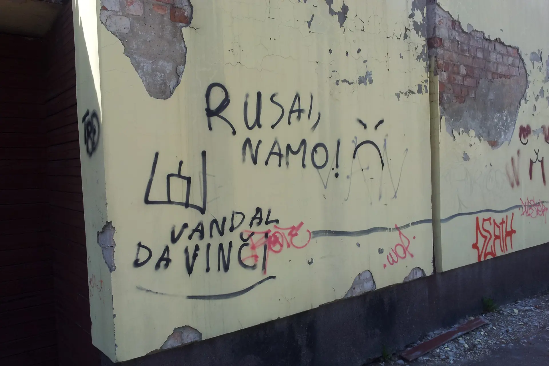 Nesantaiką kurstantys užrašai