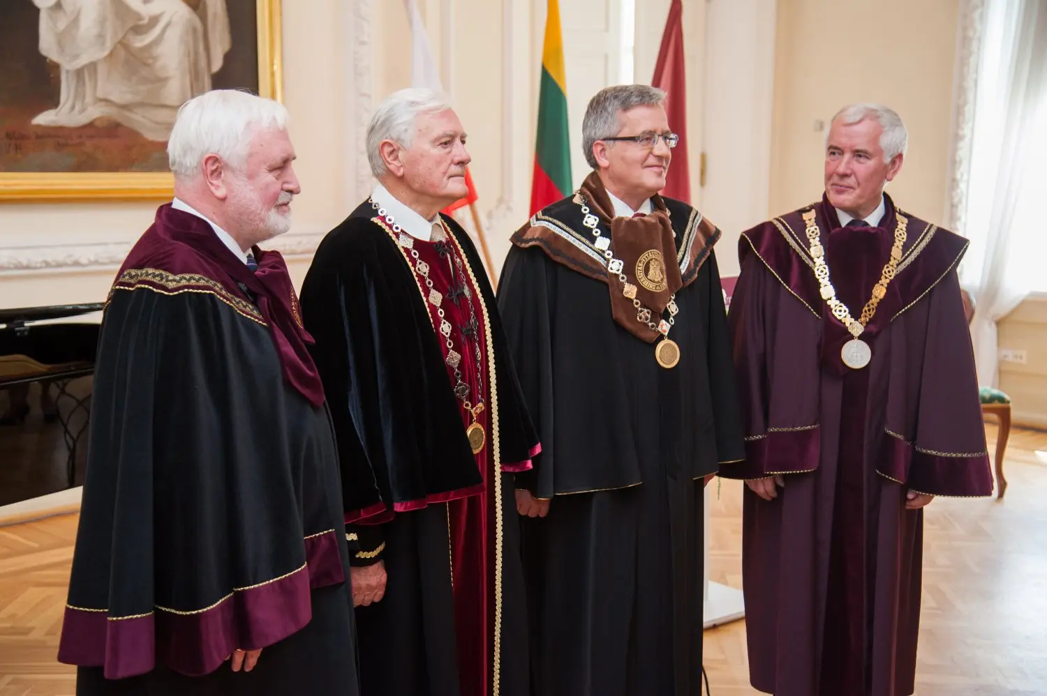 VDU garbės daktaro regalijos - Lenkijos prezidentui