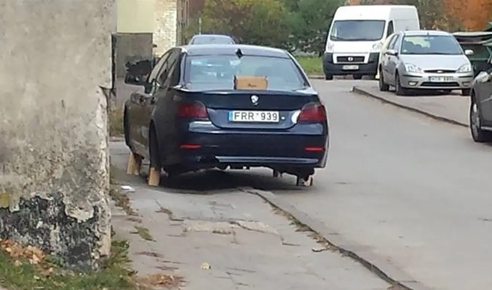 BMW liko be ratų vagystė