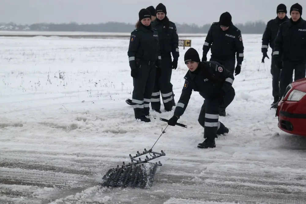 Policijos kursantų pratybos S. Dariaus ir S. Girėno aerodrome