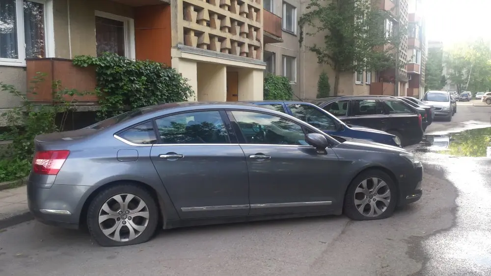 Automobilis supjaustytom padangom