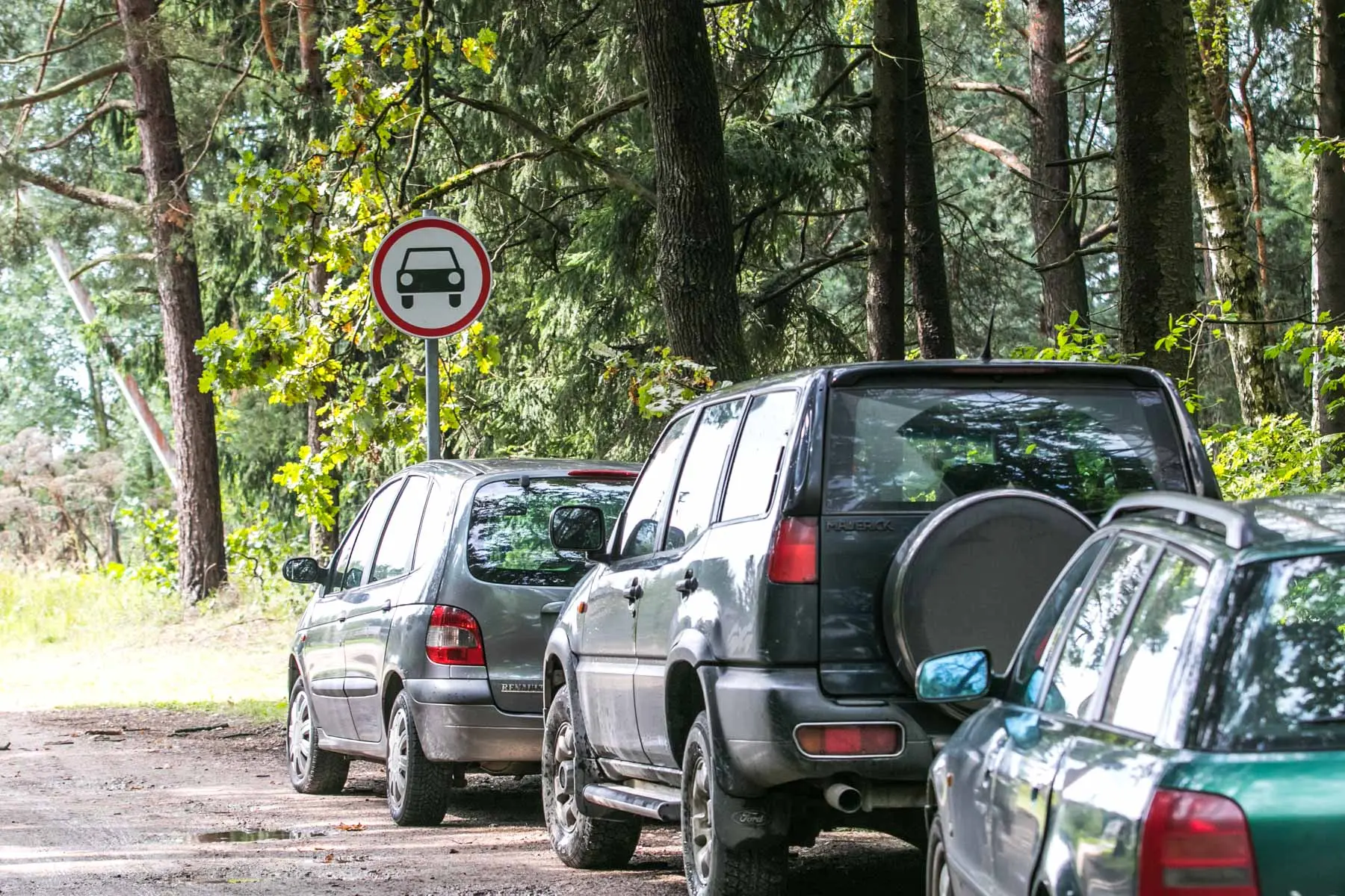 Nesutarimus keliantis Jakštonių ženklas