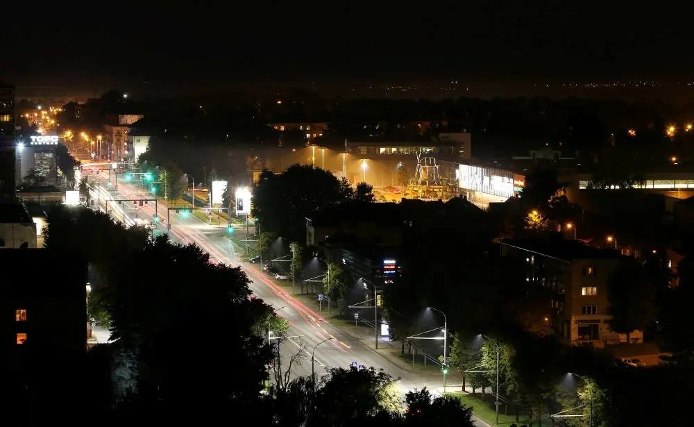 Savanorių prospektas ir Hyper Maxima naktį