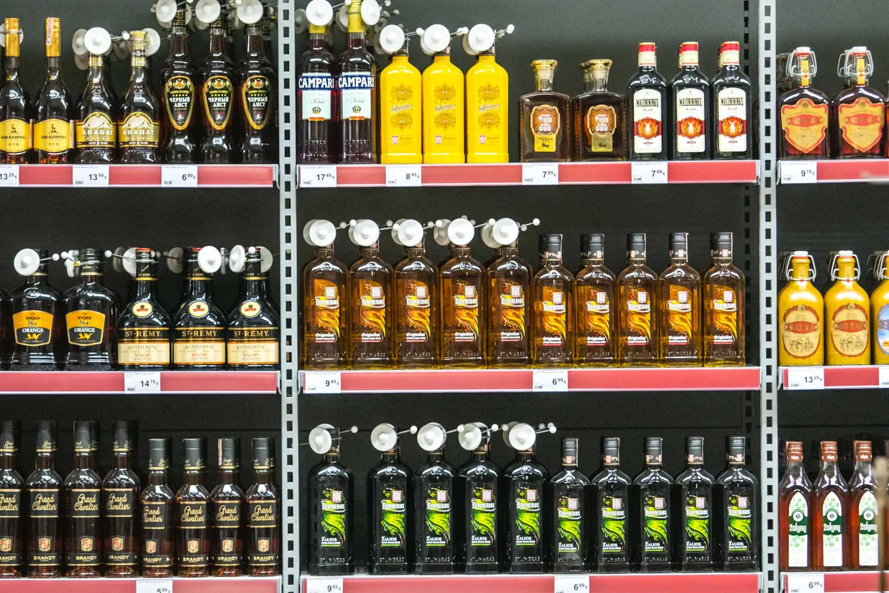 Alkoholis, alkoholiniai gėrimai parduotuvėje