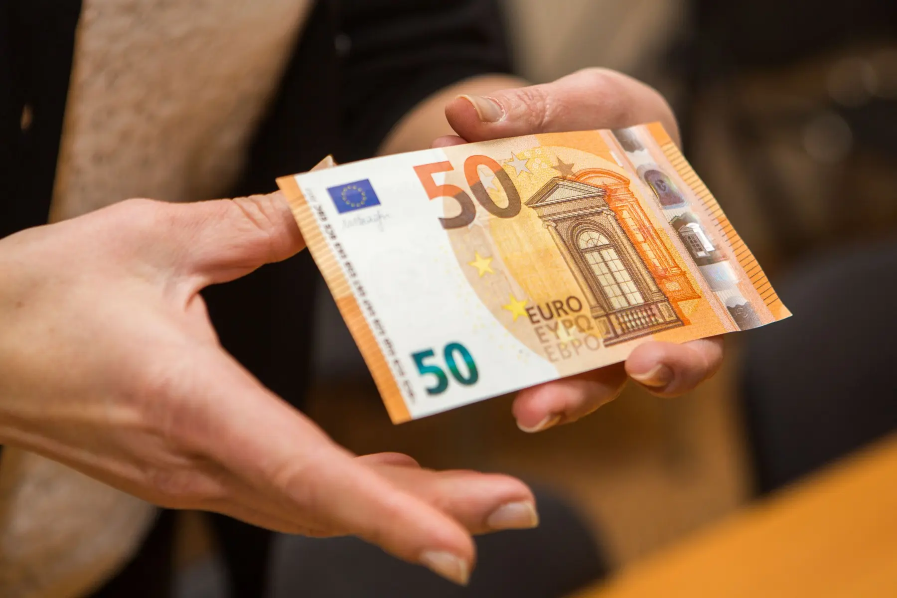 Pinigai, eurai