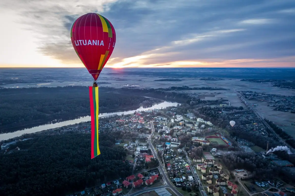 Birštone pakelta milžiniška Trispalvė