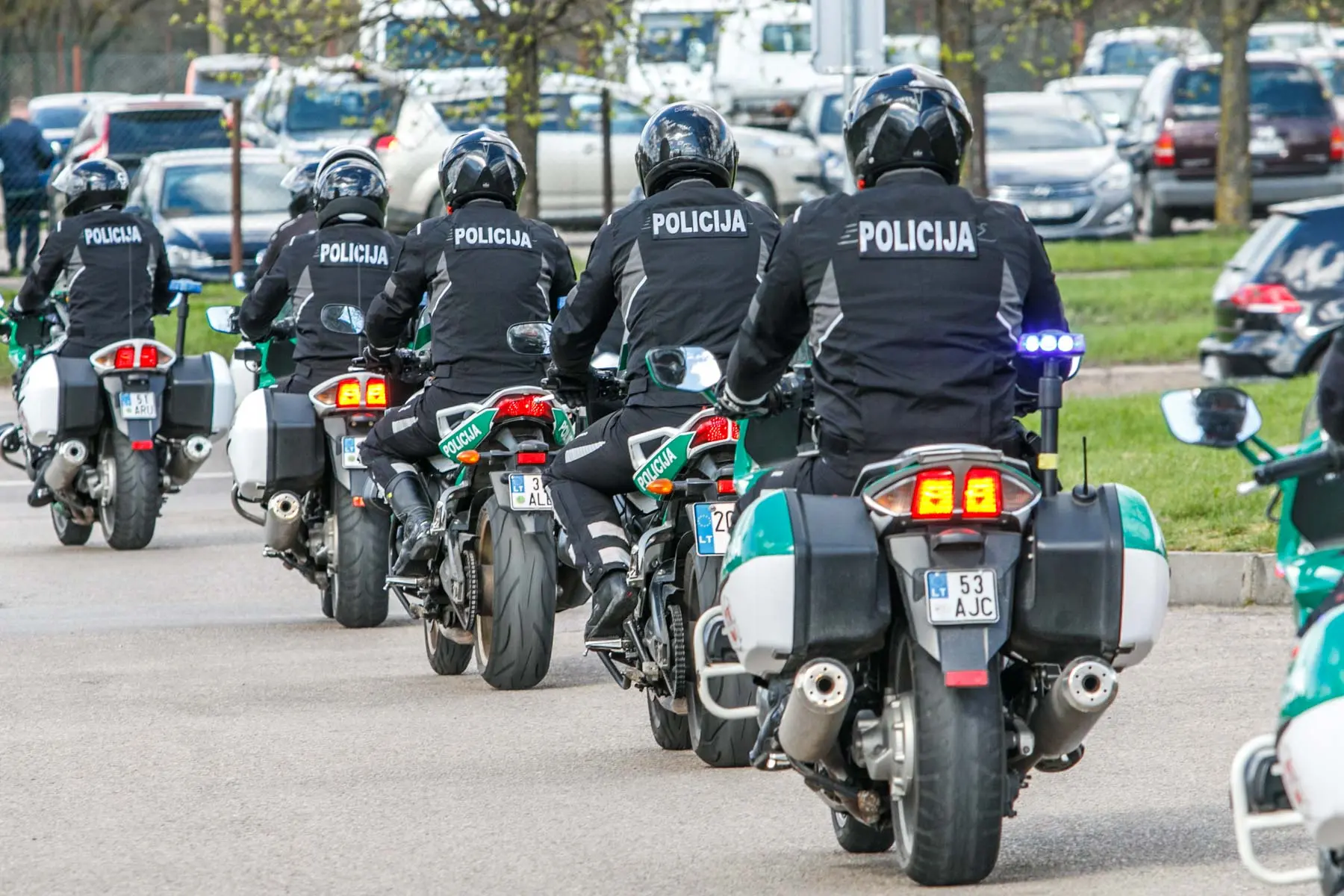 Policijos patruliai sėdo ant motociklų