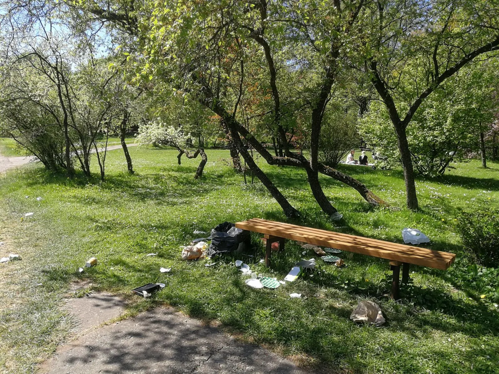 Šiukšlės Botanikos sode