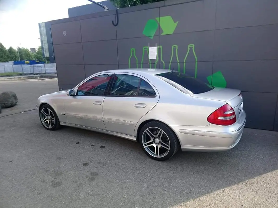 Automobilis blokuojantis taromatą