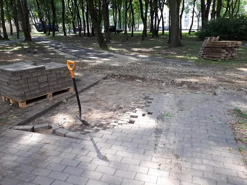 Ramybės parke tvarkomi takai