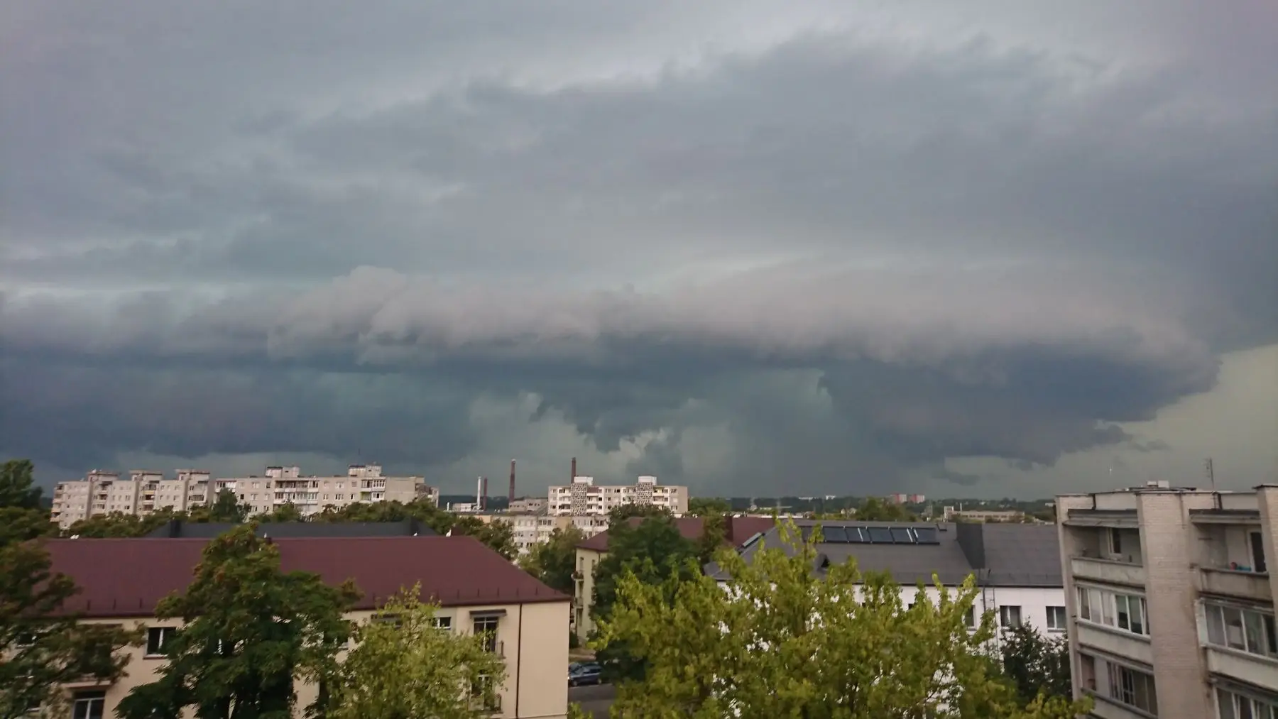 Kauną aptraukė audros debesys