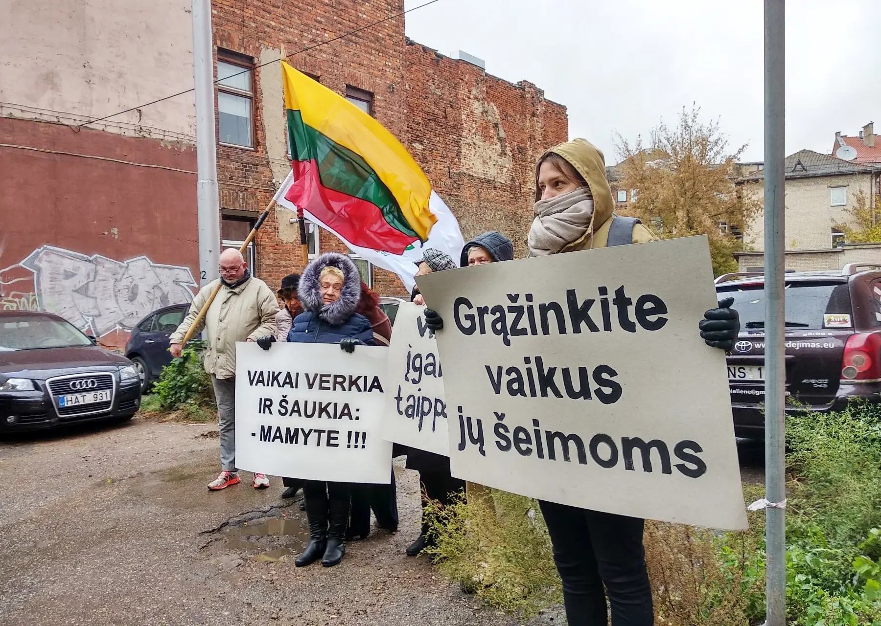 Piketas dėl iš kauniečių atimtų vaikų