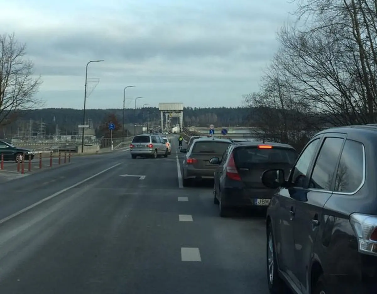 Ribojamas eismas ant hidroelektrinės tilto