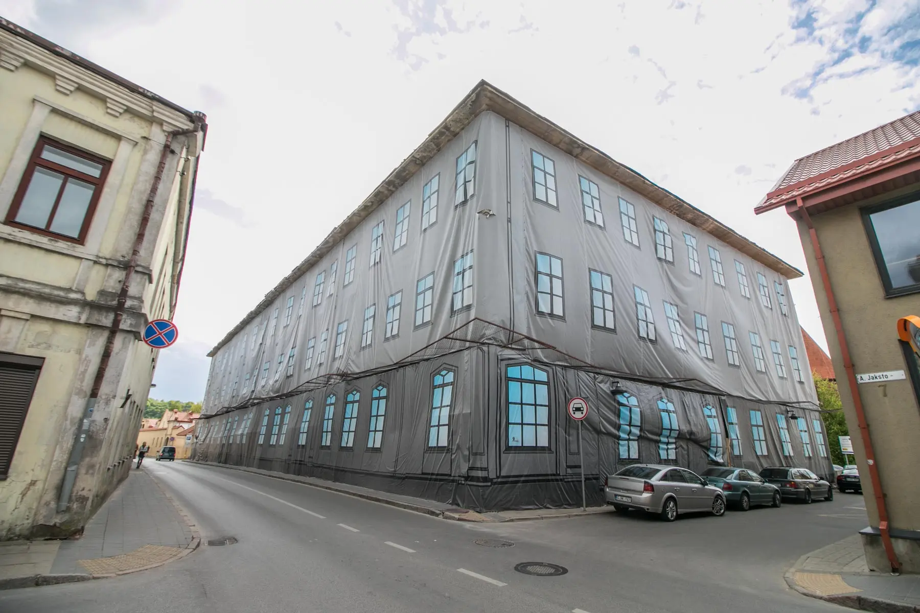 Po didžiuliu tentu slepiama buvusi žydų ligoninė: ar pastatui lemta atgimti?
