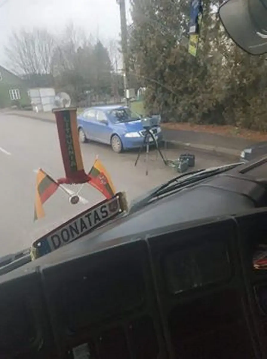Gatvėje pastatytas trikojis