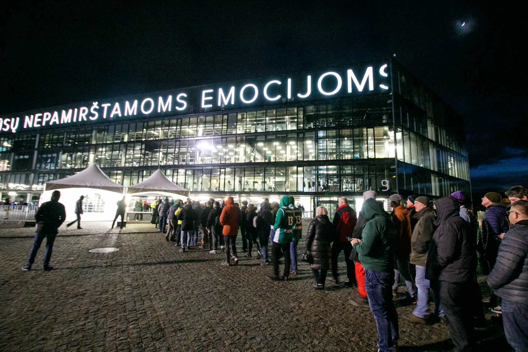 Prie Žalgirio arenos fanai tikrinami termovizoriais