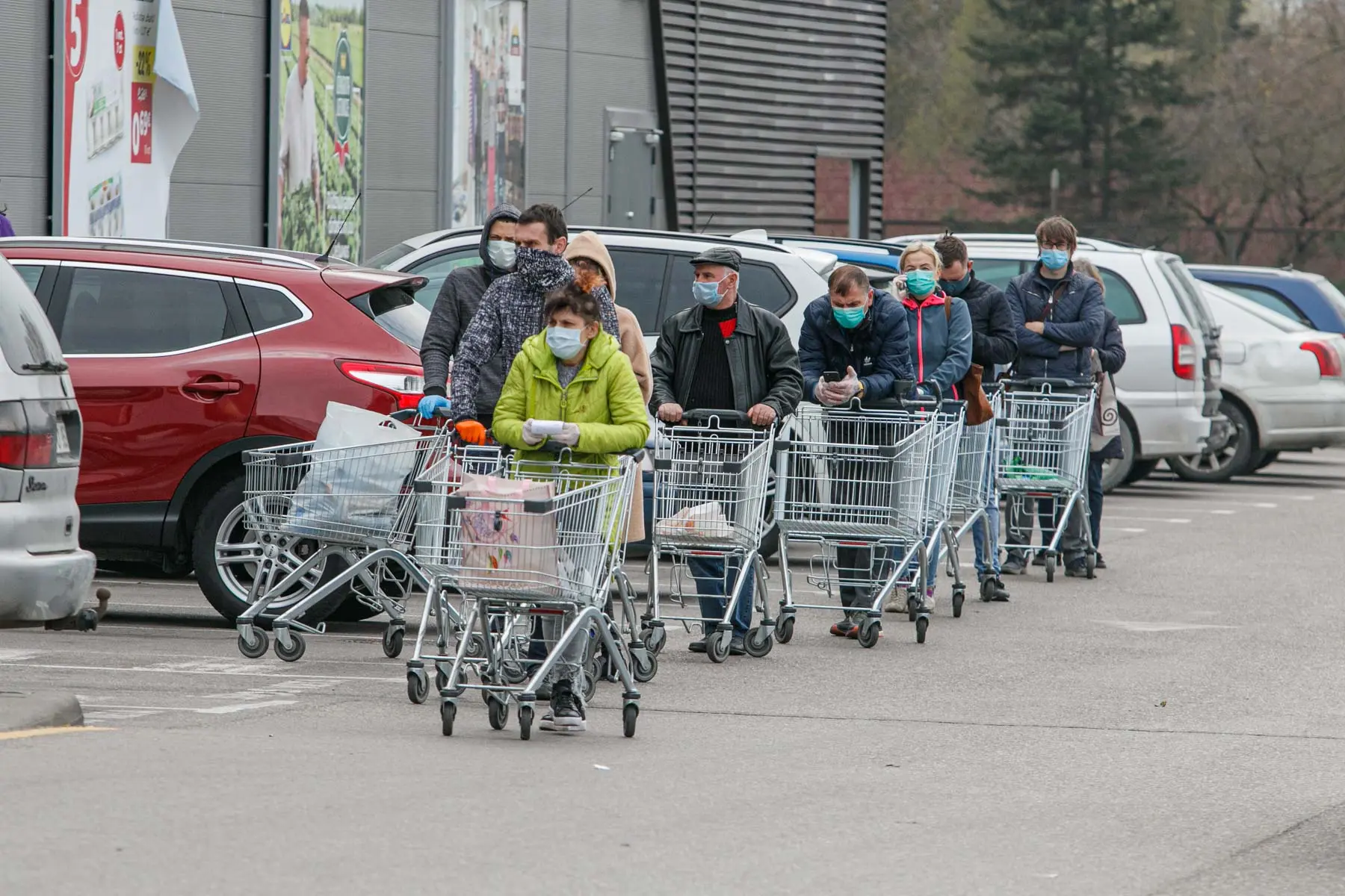 Eilės prie prekybos centrų