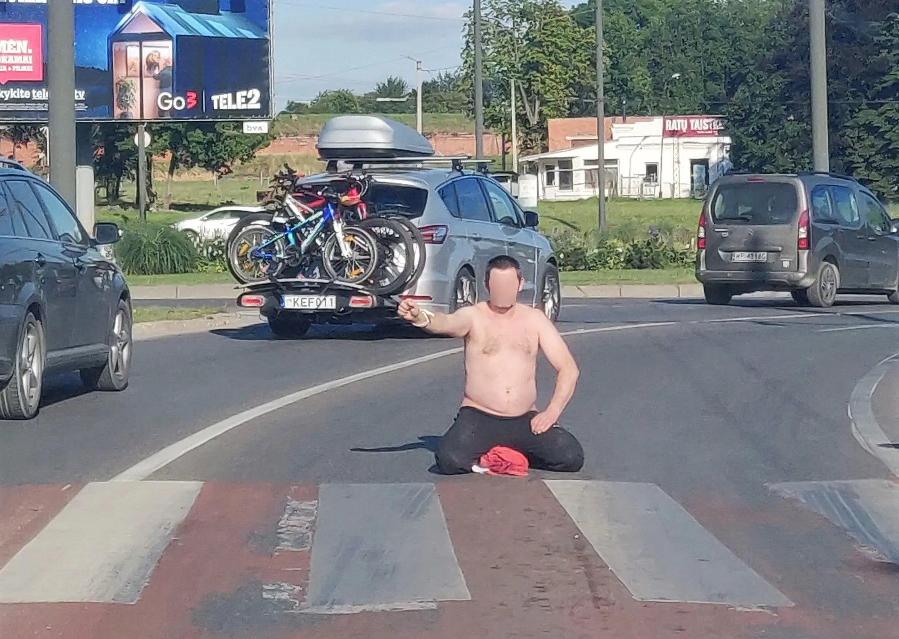 Žmogus vidury gatvės prie VI forto žiedo