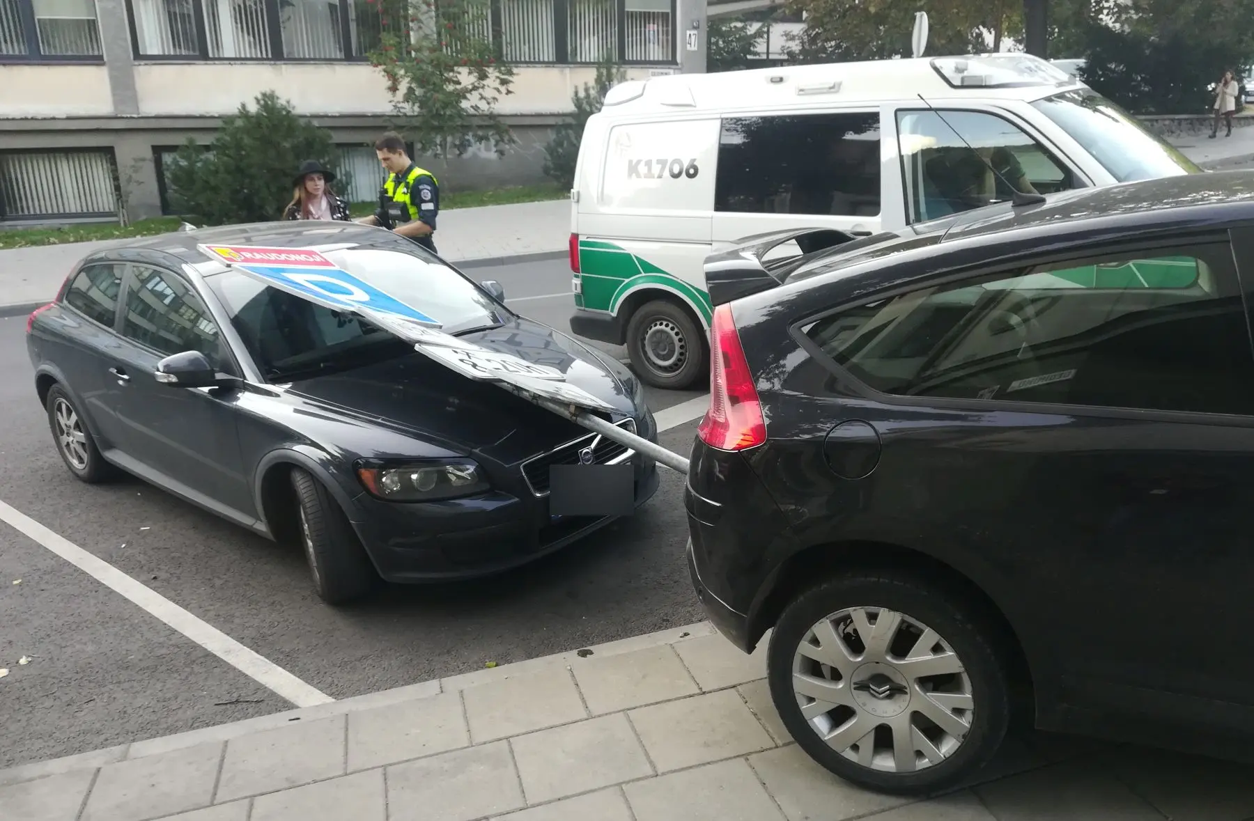 Gedimino g. automobilis nuvertė kelio ženklą