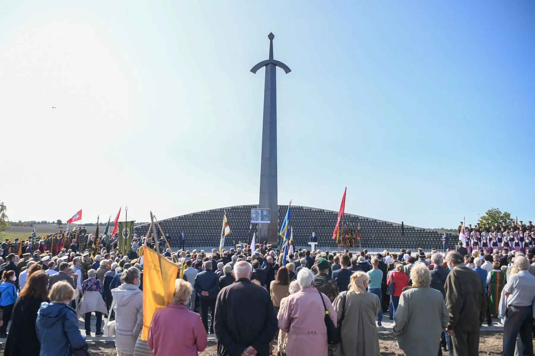 Kryžkalnyje iškilmingai atidengtas paminklas visiems Lietuvos partizanams