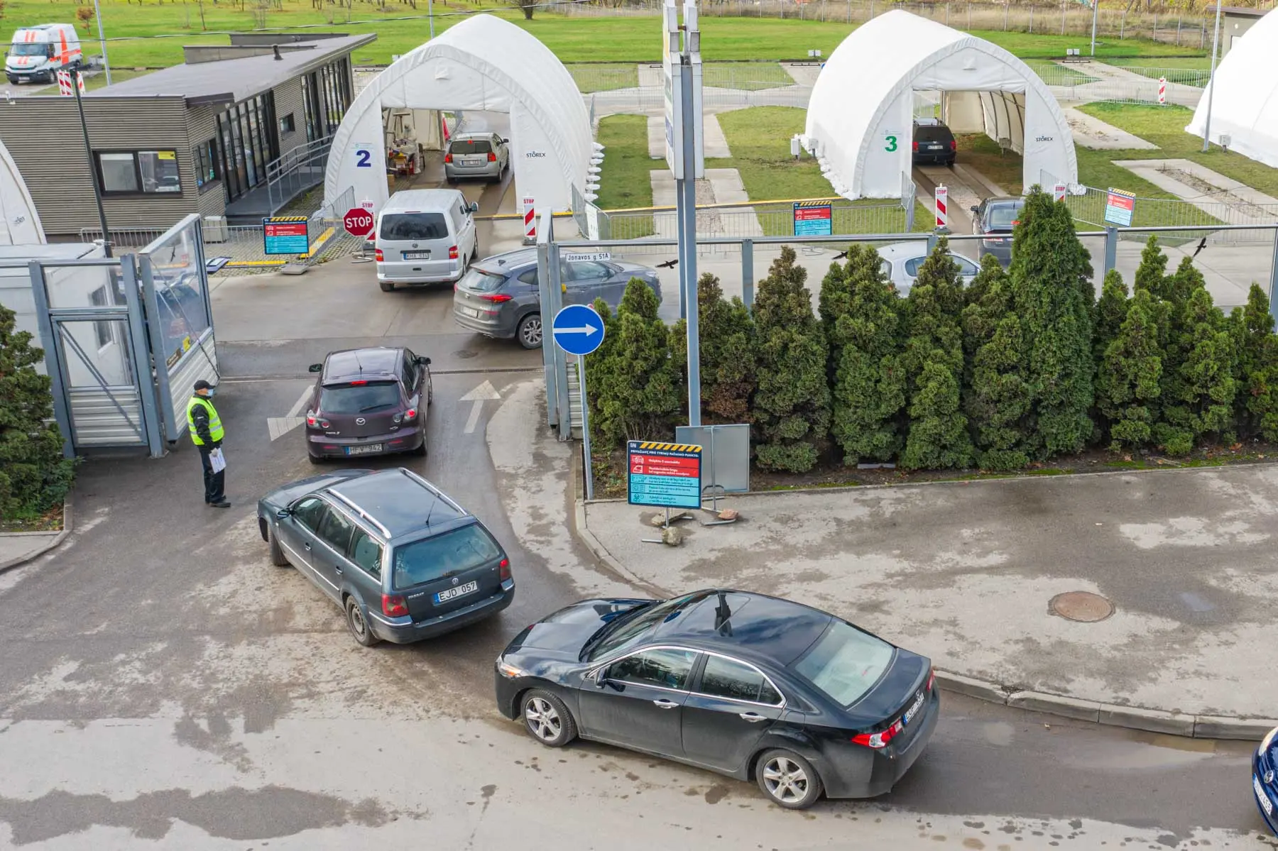 Automobilių eilė prie koronaviruso patikros punkto