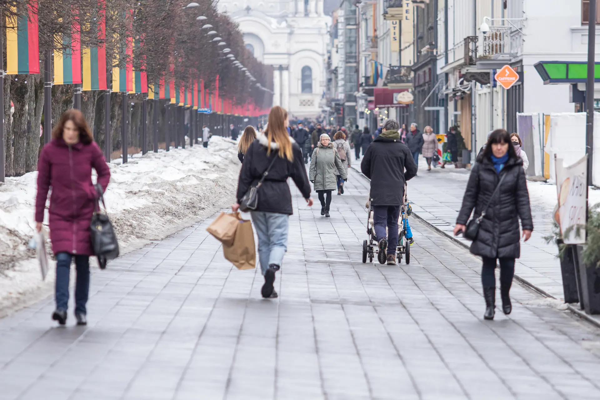 Pirma diena kuomet galima lauke vaikščioti be kaukių