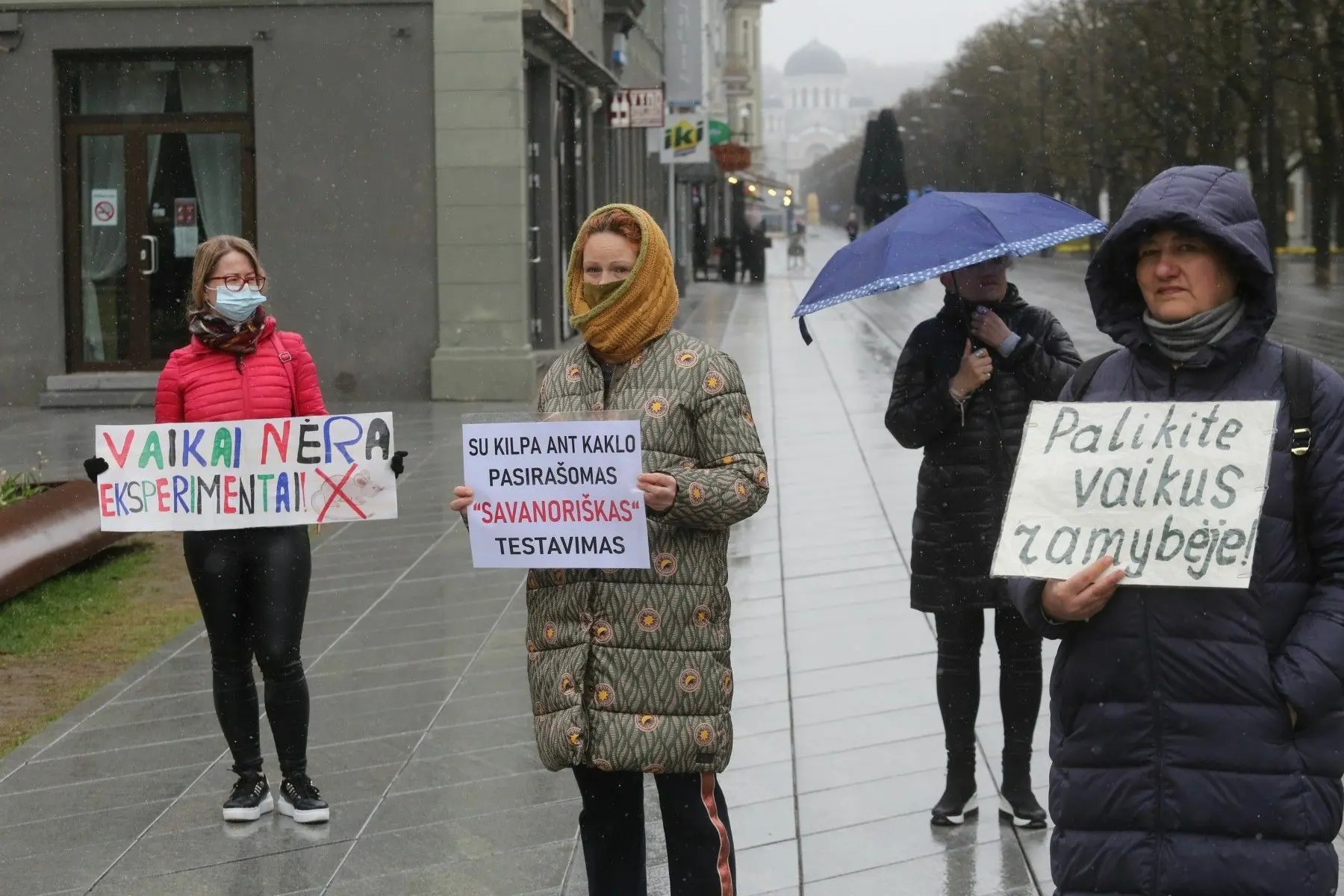 Pradinukų tėvų protestas prie savivaldybės / DELFI nuotr.