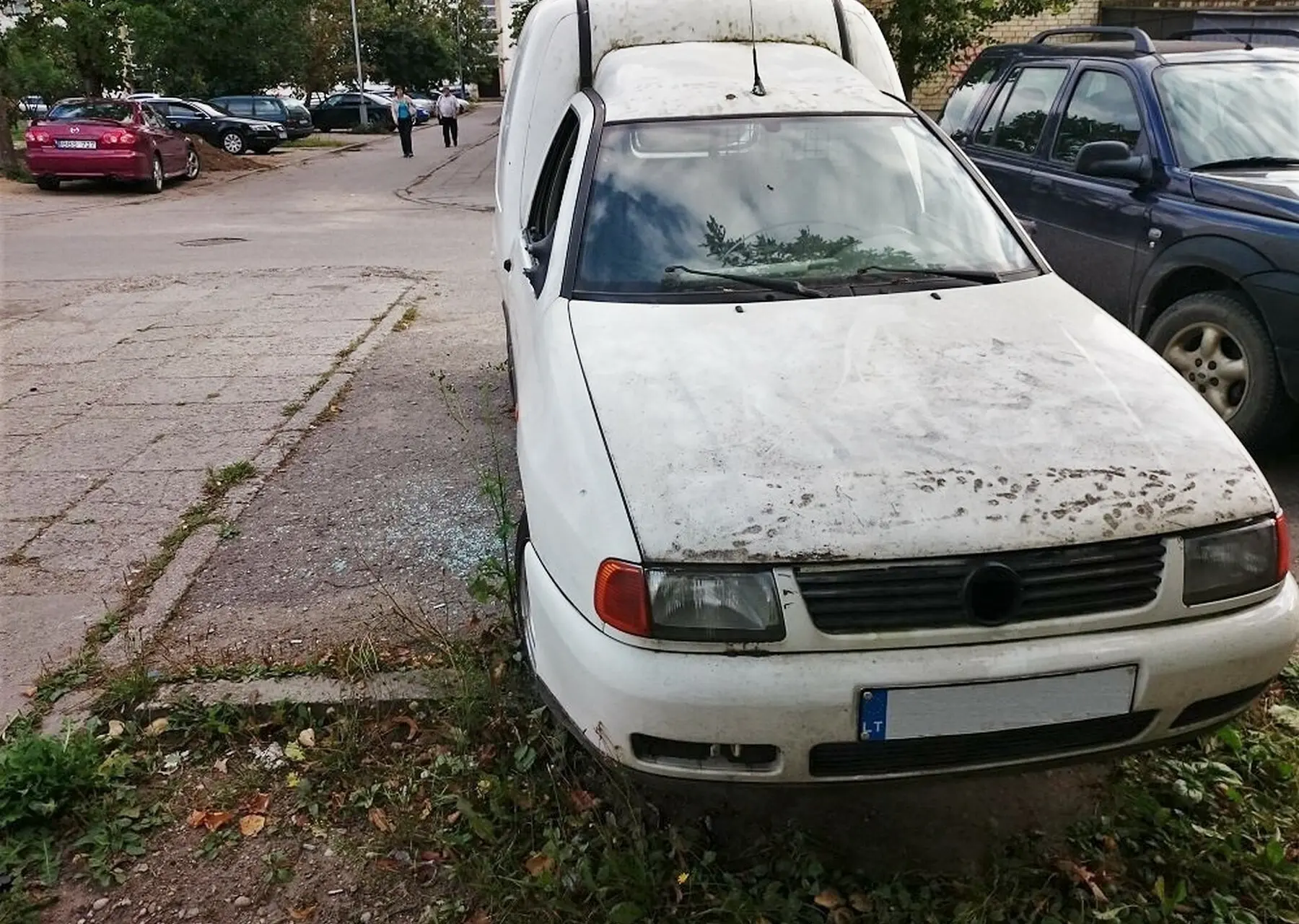 Apleisti automobiliai daugiabučių kiemuose