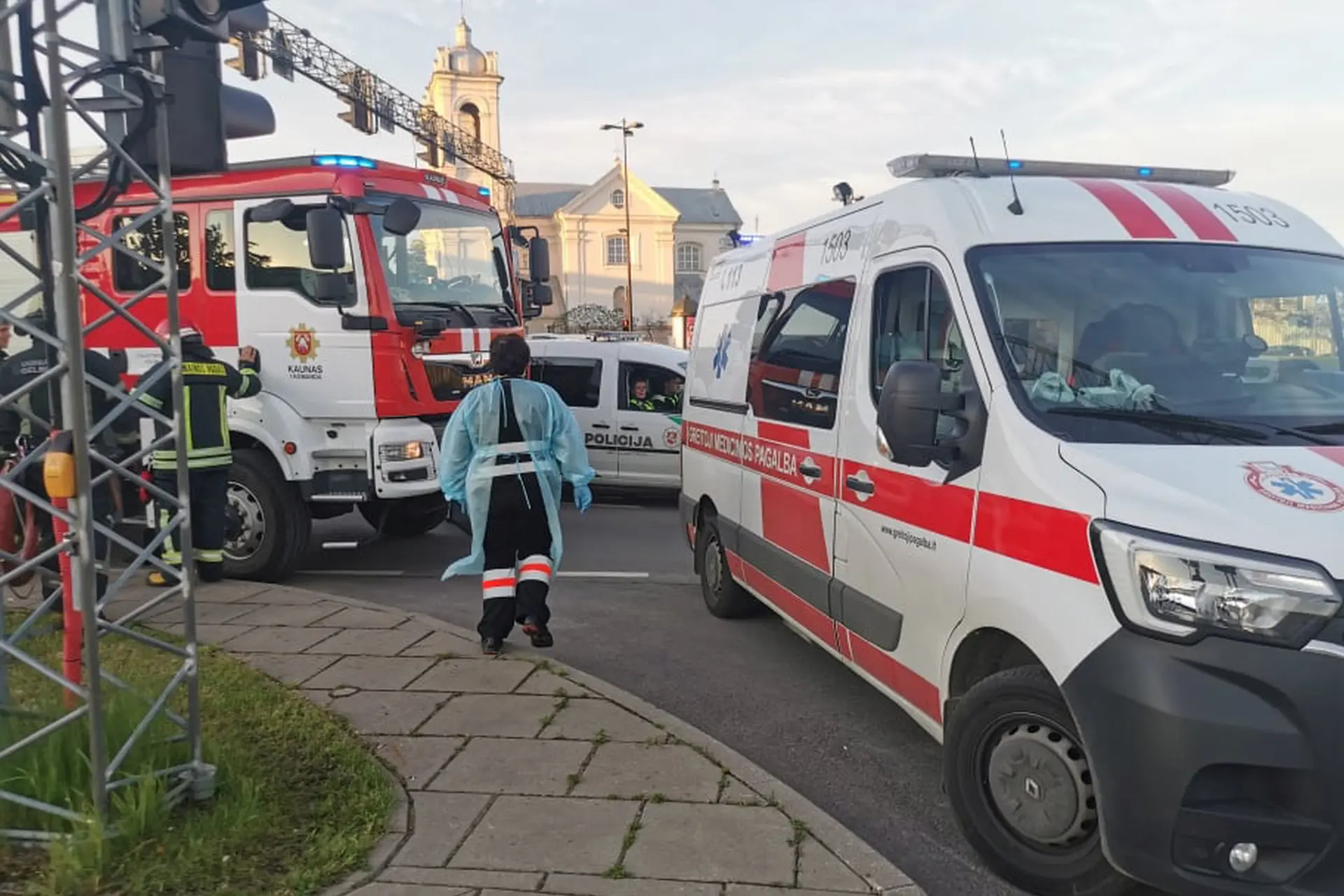 Tarnybų sujudimas prie Kauno geležinkelio tilto
