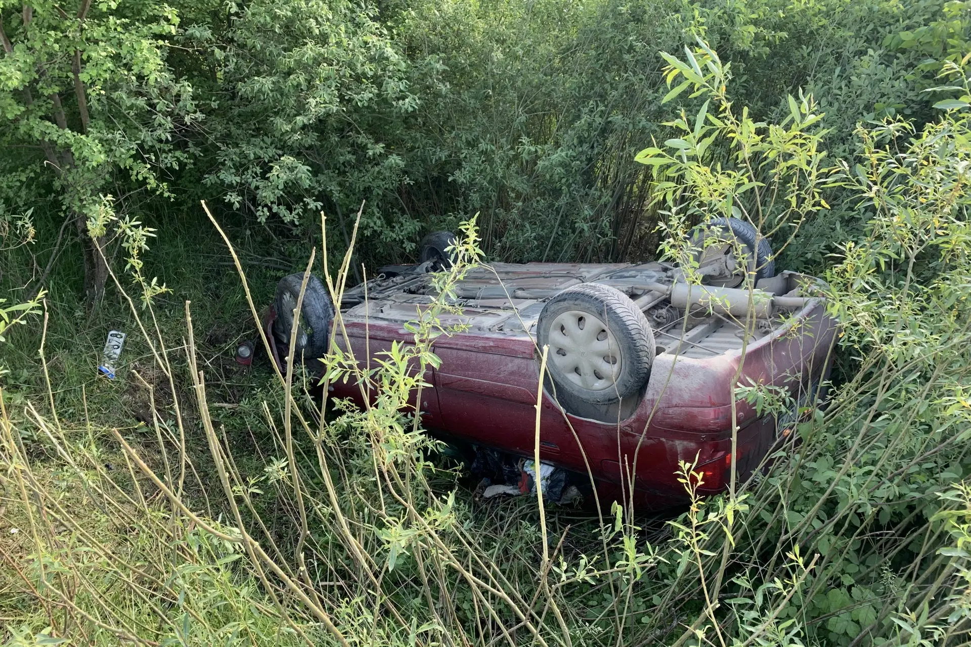 Marijampolės plente apvirto automobilis