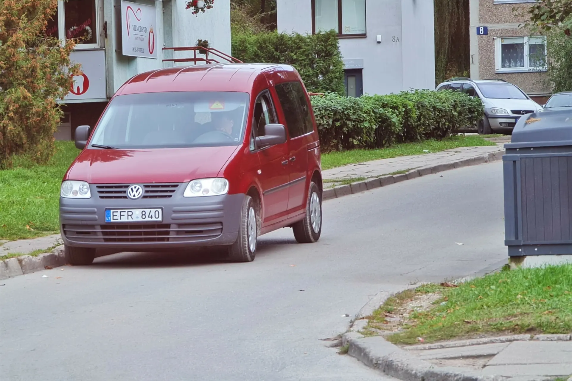 Nežymėtas policijos automobilis S. Žukausko gatvėje