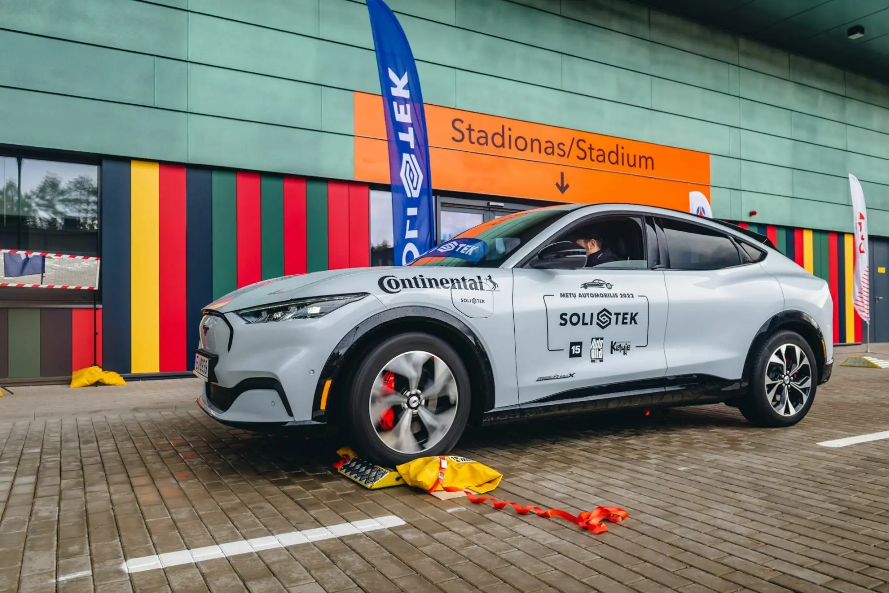 Metų automobilis