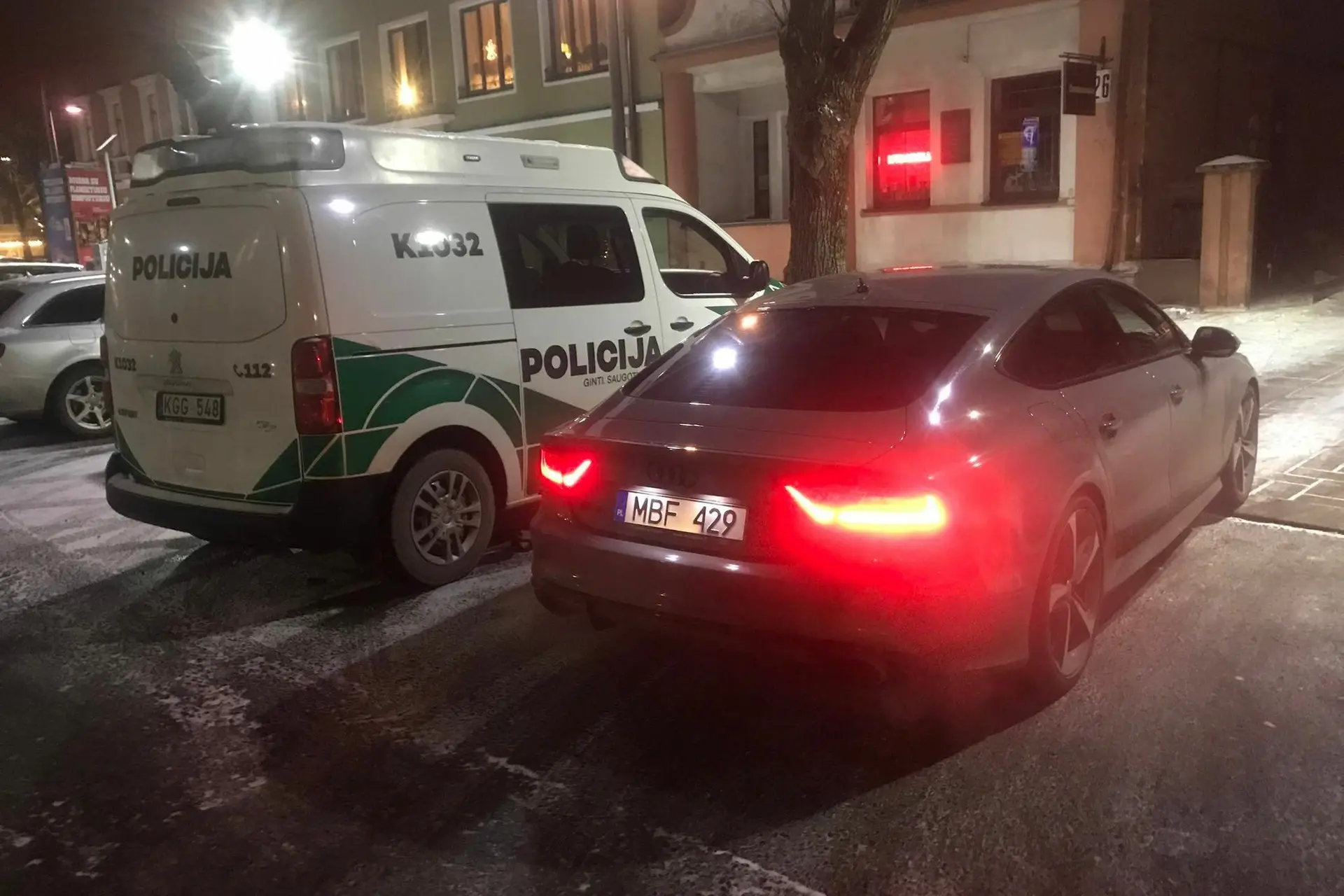 „Audi“ su nežymėto policijos „BMW“ numeriais