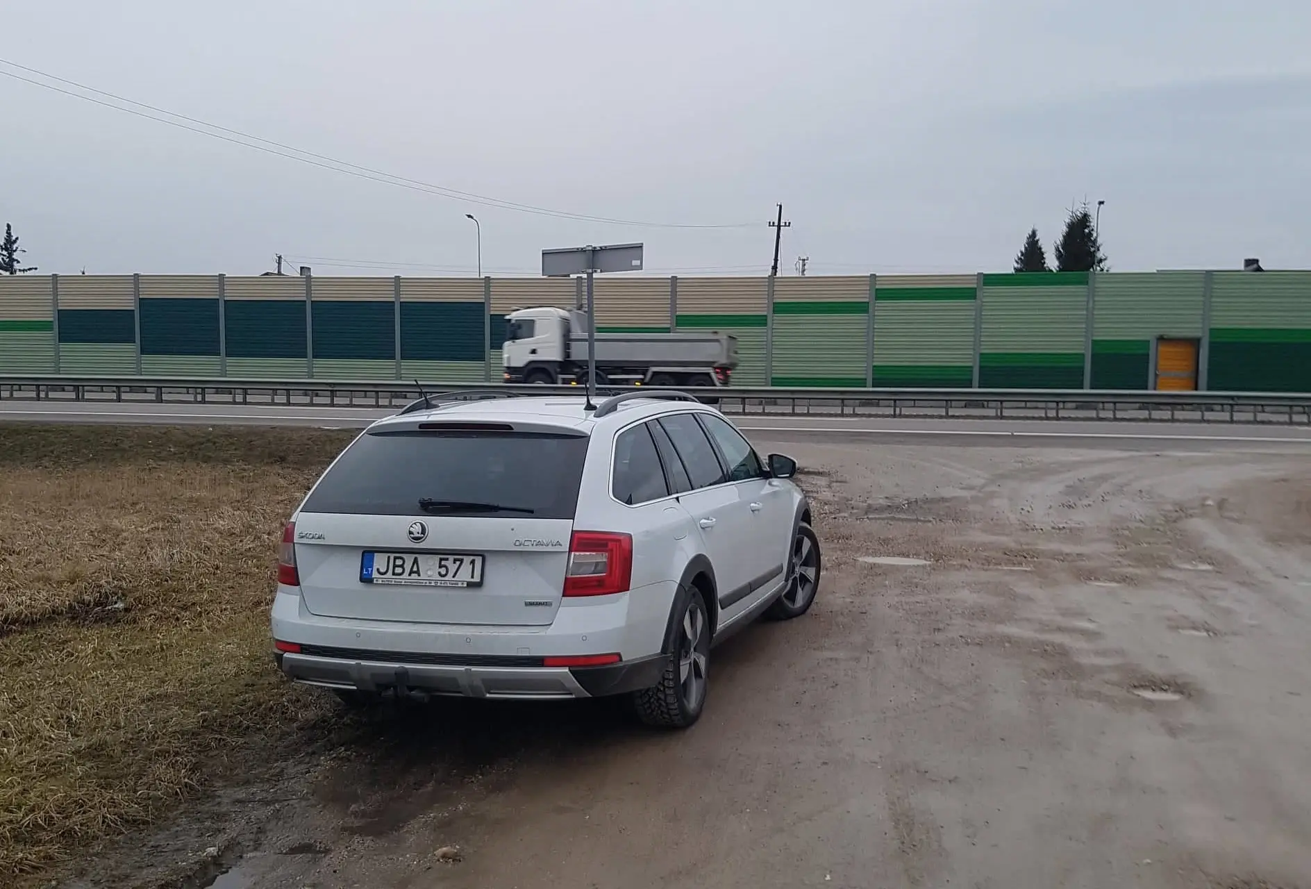 Užkliuvo nežymėto policijos automobilio darbas