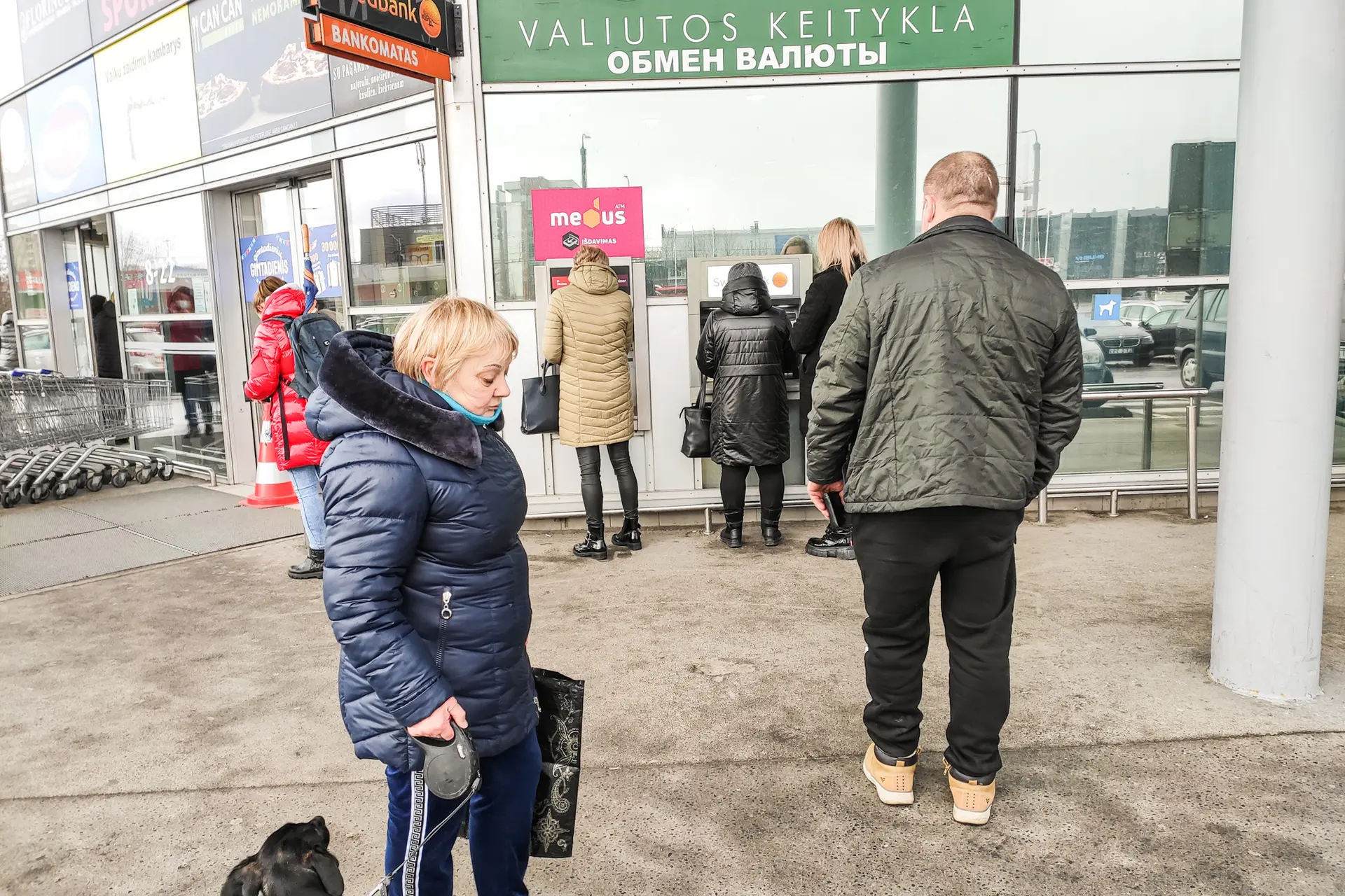 Eilės prie bankomatų